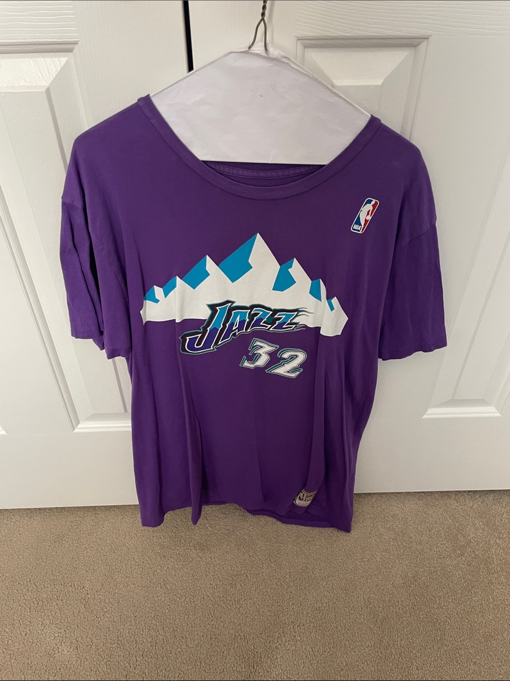 Mitchell & Ness Men's Purple Utah Jazz #32 Graphic T-shirt Large (Like New)